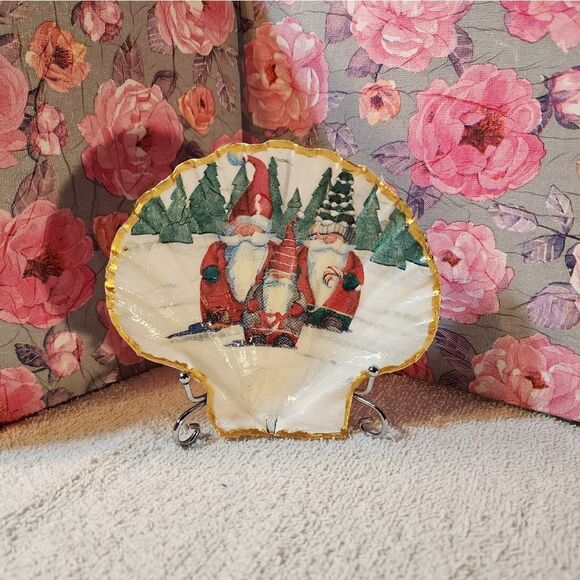 Decoupage Scalloped shells   - Picture 1 of 1